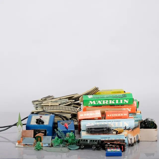 MODELLJÄRNVÄG, Märklin, – lok, vagnar, räls och landskapstillbehör.