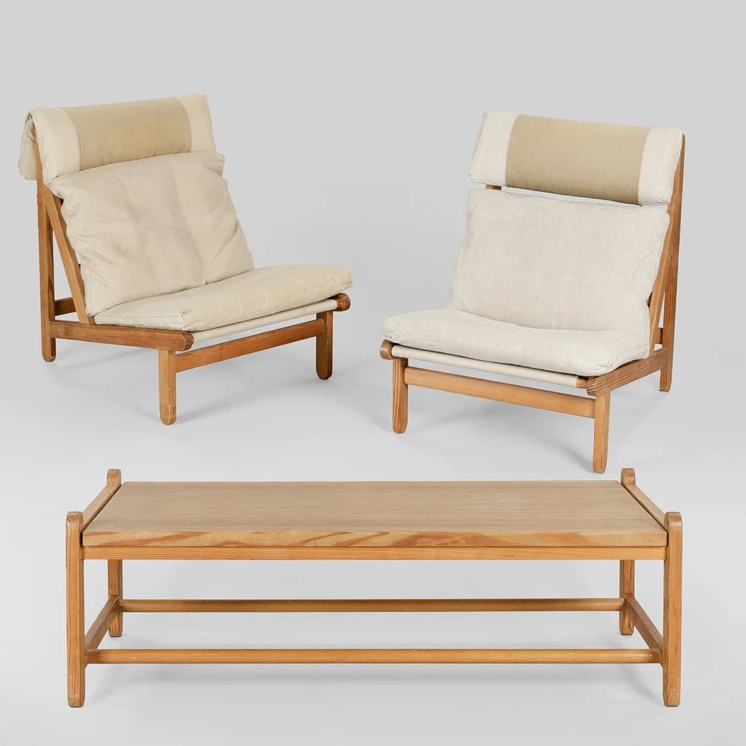 BERNT PETERSEN. "Kludestolen", et par lænestole med sofabord, stel af fyr, hynder betrukket med lærred, Niels Eilersen, Danmark, 1960/70'erne, (2+1). — Armchairs & Chairs — Palsgaard Kunstauktioner
