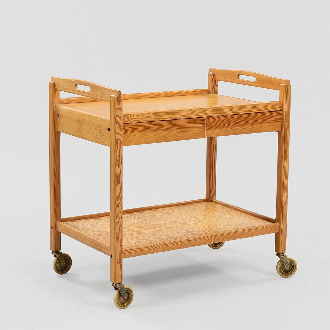 Ikea „Pinje“ serveringsvogn - rullebord, af fyrretræ ca 1970 erne. Sverige. — Tables — Palsgaard Kunstauktioner