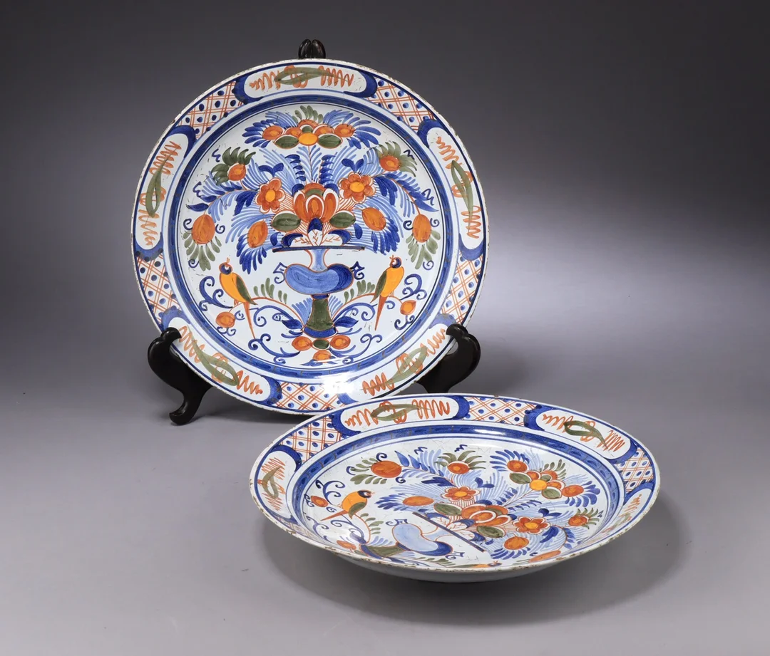 A pair of Delft dishes, 18th century (2) — Glass, porcelain and ceramics/Vases, bowls, dishes — Lauritz