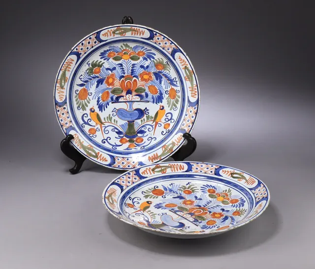 A pair of Delft dishes, 18th century (2)