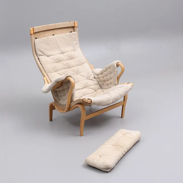 BRUNO MATHSSON. Fåtölj, "Pernilla", textil och böjträ, DUX, brännmärkt.