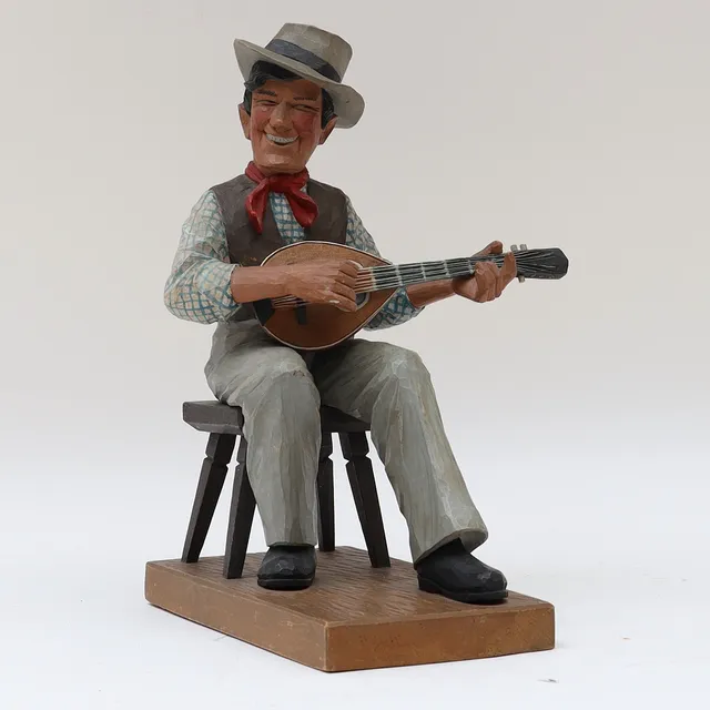 HERMAN ROSELL. Träfigur, spelman, signerad och daterad 1941.