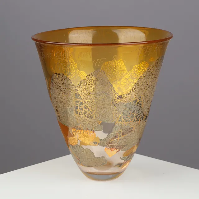FINN LYNGGAARD (1930-2011). Glass vase in orange-yellow shades, decorated with polar bear in mountain landscape and indgraved poem by author Sten Kaalø, own studio, Denmark, dated 1985.