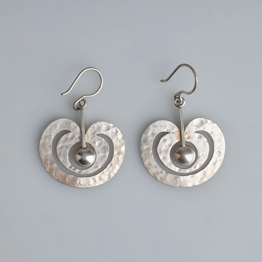TAPIO WIRKKALA. ÖRHÄNGEN, Äppel, silver, Kultakeskus, 1970-tal. — Earrings — Stockholms Auktionsverk Helsinki
