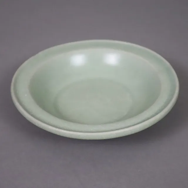LONGQUAN-SELADONSCHALE, CHINA, STEINZEUG MIT MATTER BLAU-GRÜNER SELADONGLASUR.
