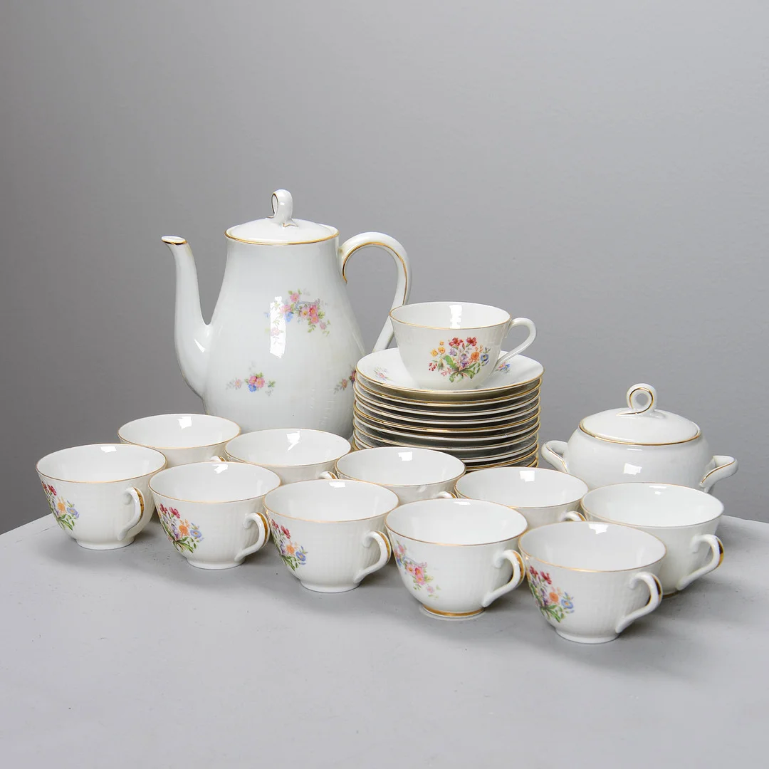 LOUISE ADELBORG. Kaffeservis för 10 personer, "Swedish Grace", Rörstrand (14 delar). — Tableware — Formstad Auktioner