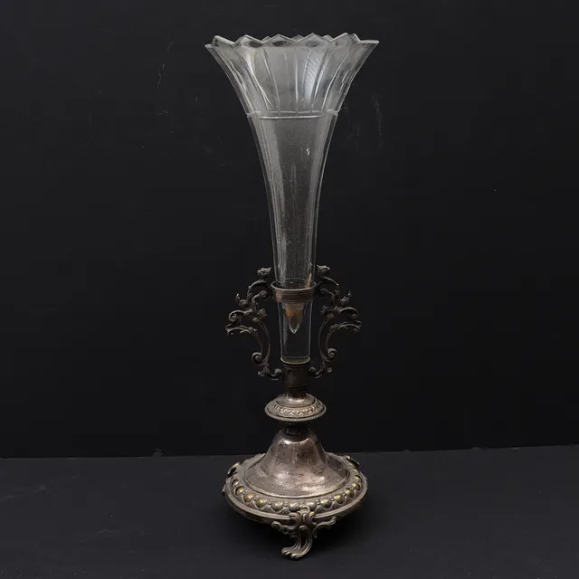 STRUTVAS, tidigt 1900-tal, nysilver och slipat glas.