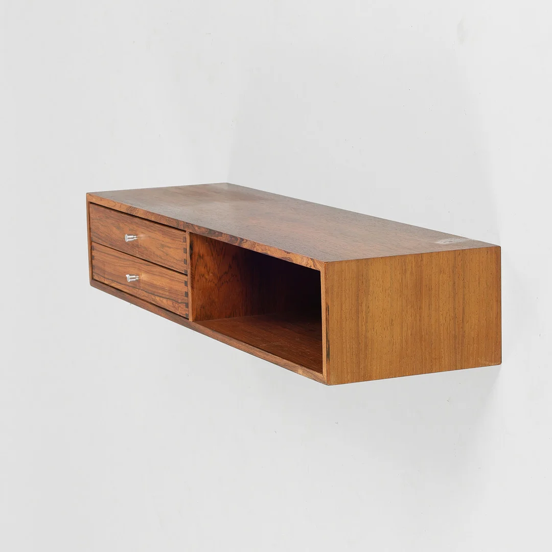 KAI KRISTIANSEN. Væghængt hylde med skuffer, model nr. 132, Aksel Kjersgaard, Danmark, 1950'erne. — Other — Palsgaard Kunstauktioner