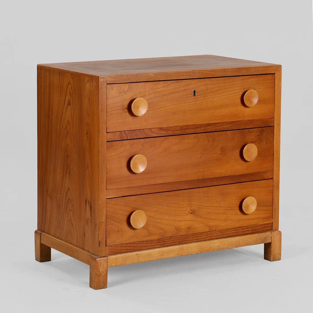 Kommode af elm, front med tre skuffer, Danmark, ca. 1940'erne. — Chests of drawers — Palsgaard Kunstauktioner