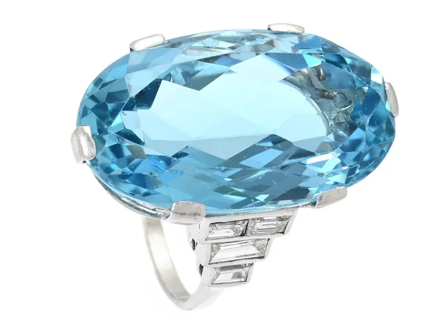 RING, platina, ovalslipad akvamarin 22,91 ct, 8 baguetteslipade diamanter ca 0,80 ctv, Art Deco, 1930-tal, stl 17,5 mm, vikt 11,2 g, slitage, små sprickor i ringskenan, akvamarinen har små nagg och slitna fasettkanter.