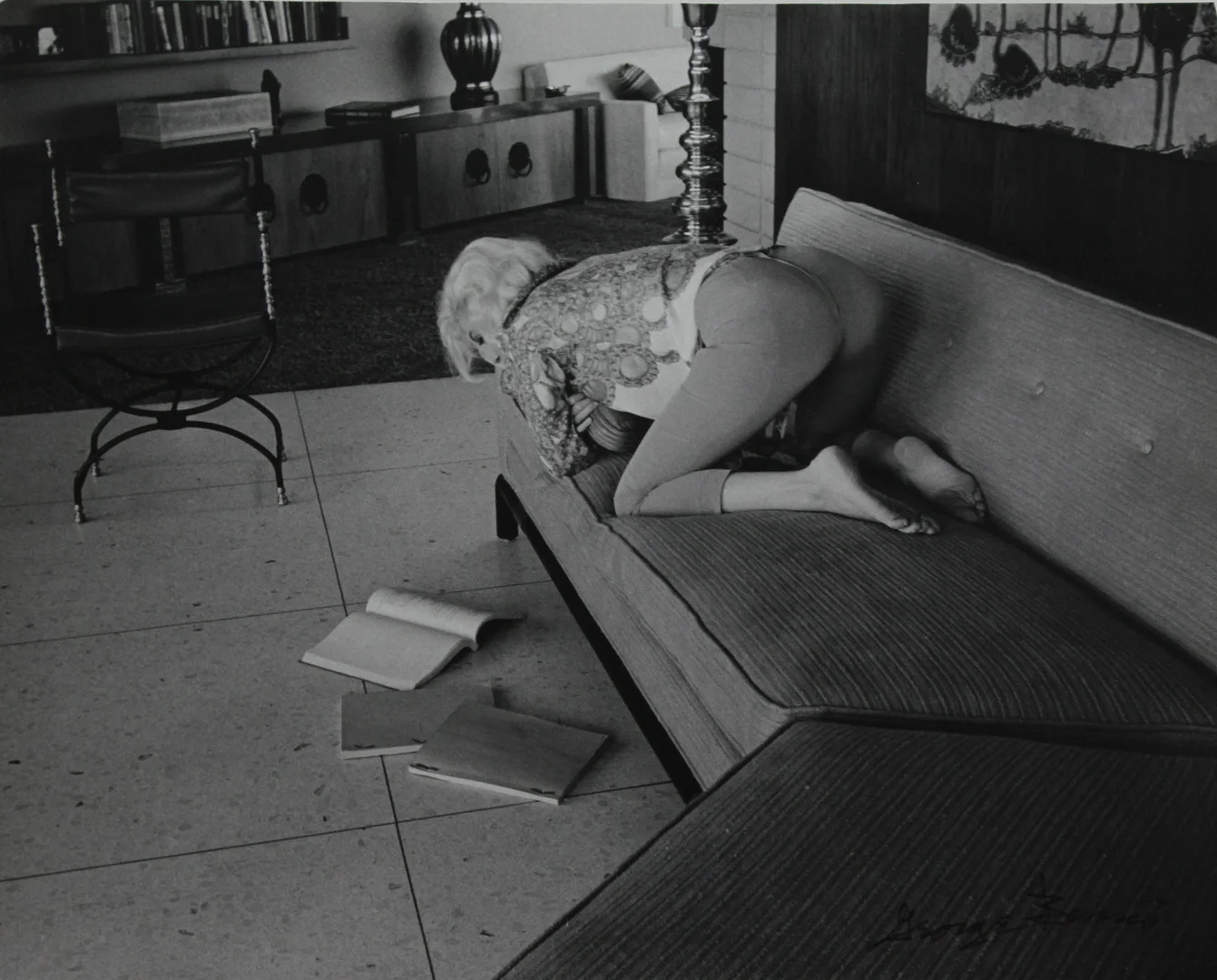 GEORGE BARRIS. Marilyn Monroe läsande i soffa. Silvergelatinfotografi. Signerad. — Photography — Garpenhus Auktioner