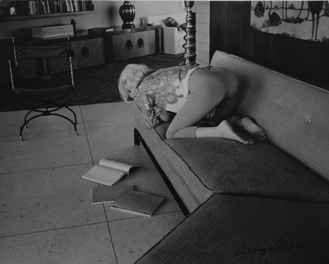 GEORGE BARRIS. Marilyn Monroe läsande i soffa. Silvergelatinfotografi. Signerad.