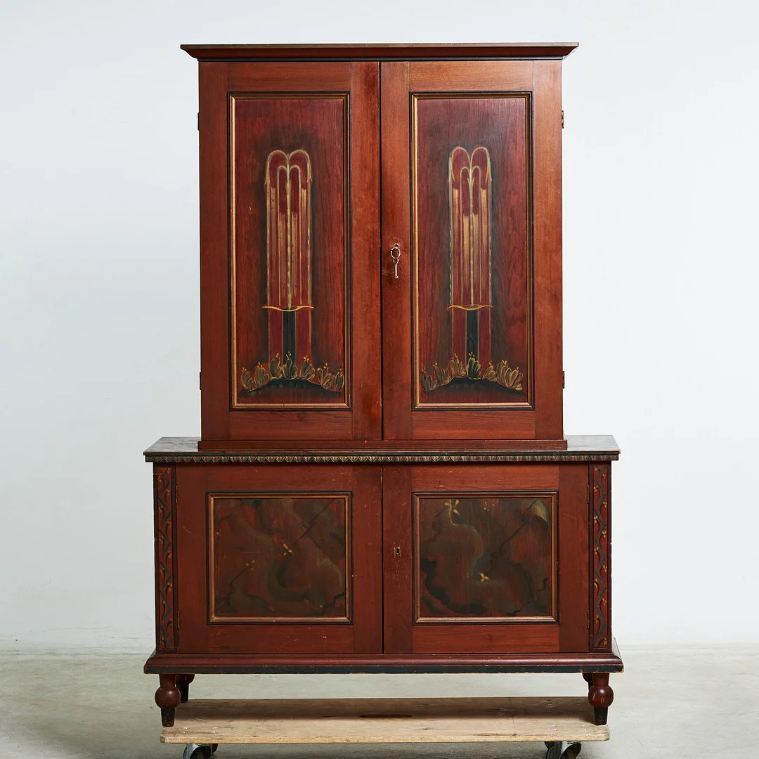 STIG WRETLING. skåp, 1920/30-tal, med låsbara skåpdelar upp och nedtill, flyttbara hyllplan, luckor med handmålade landskapsscen, signerad Stig Wretling, Umeå. — Cupboards, Cabinets & Shelves — Stockholms Auktionsverk Sickla