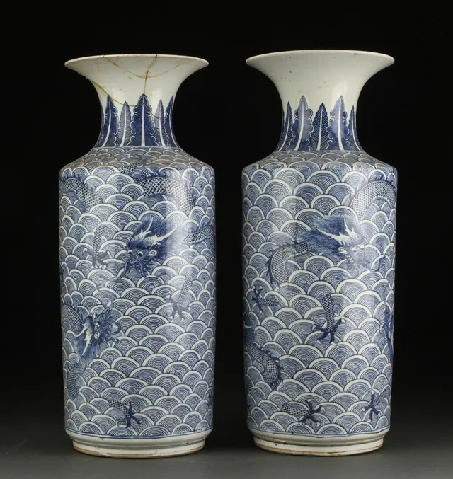 A pair of Chinese porcelain vases, 19th century (2)