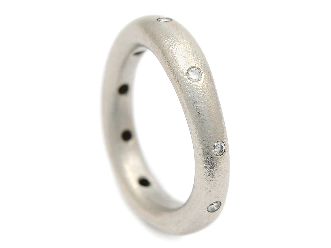 OLE LYNGGAARD, ring, 18K vitguld, Love, 9 briljantslipade diamanter ca 0,18 ctv, ca TW/VS, design Charlotte Lynggaard, stl 17,25 mm, vikt 10,0 g. — Smycken/Ring — Kaplans
