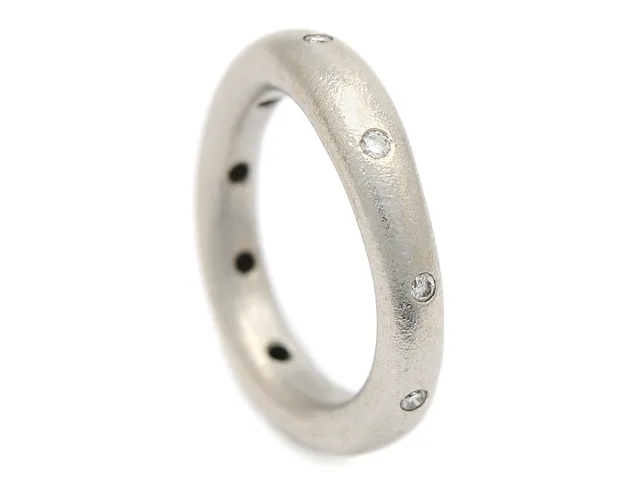 OLE LYNGGAARD, ring, 18K vitguld, Love, 9 briljantslipade diamanter ca 0,18 ctv, ca TW/VS, design Charlotte Lynggaard, stl 17,25 mm, vikt 10,0 g.