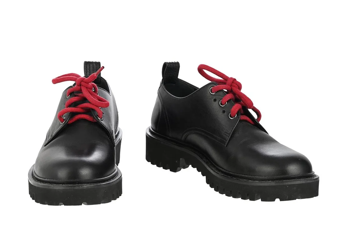 SKOR, VALENTINO, Loafers, svart skinn, röda snören, stl 38½, gummisula. — Kläder/Skor — Kaplans