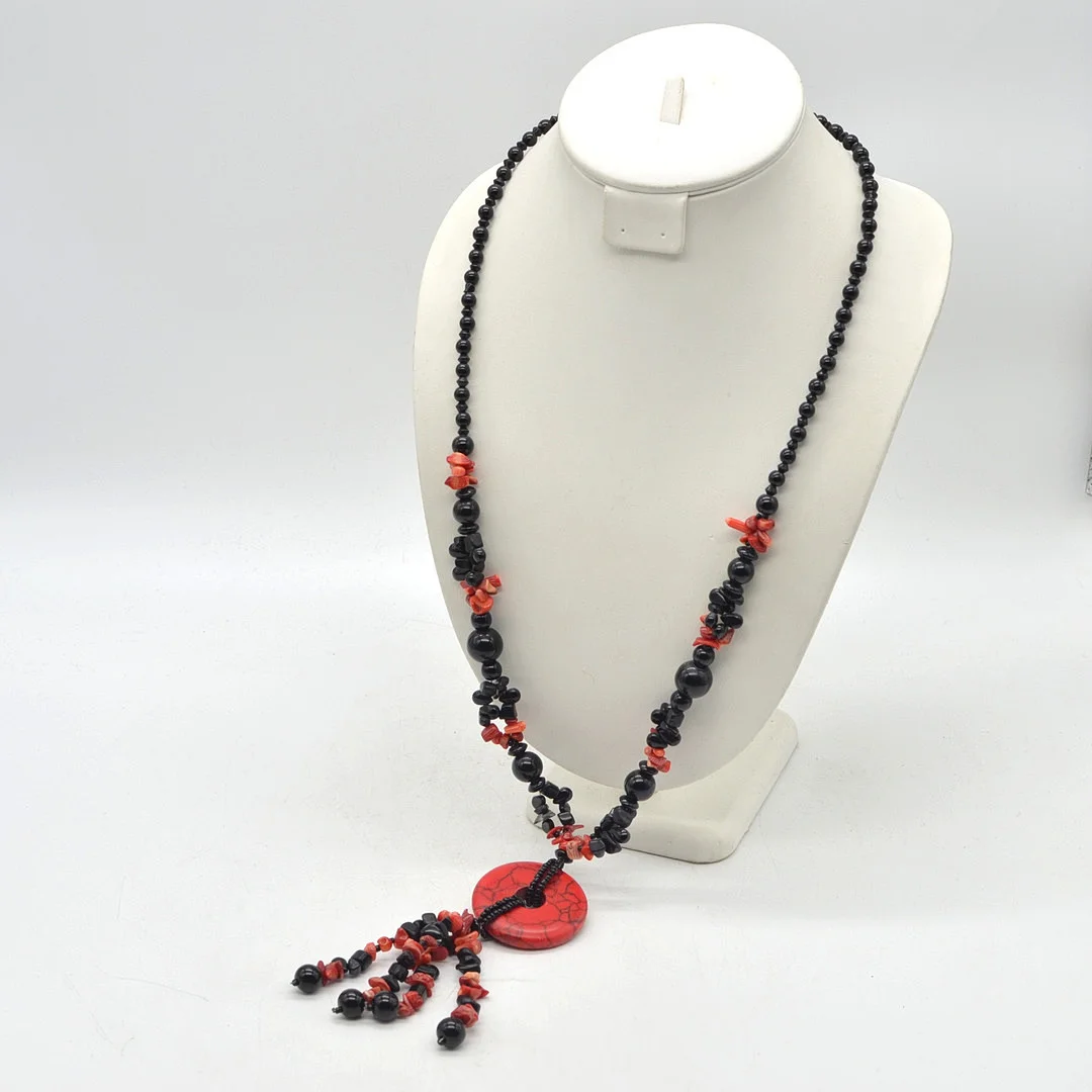 COLLIER MIT ROTER BAMBUSKORALLE, HANDGEMACHTE PERLEN AUS GLAS, IN STRUKTUR GEBUNDEN, 20. JAHRHUNDERT. — Necklace — Kunst- und Auktionshaus Kleinhenz