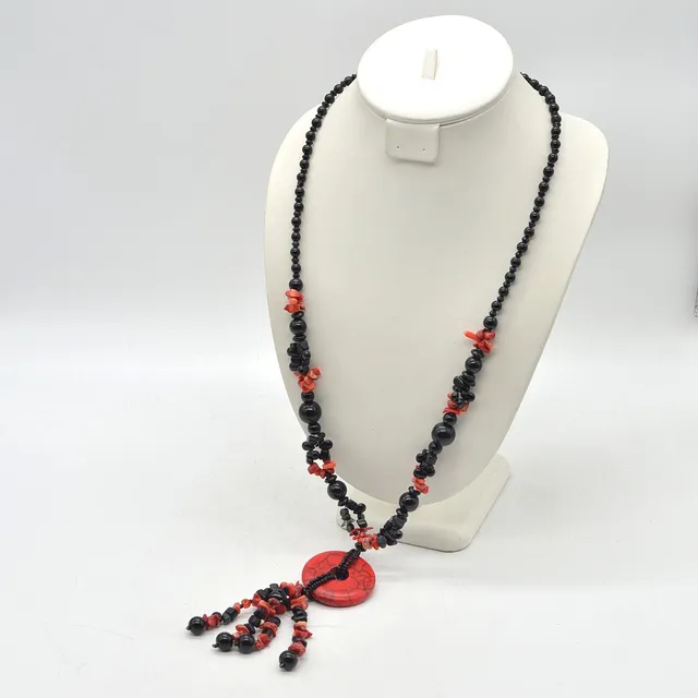 COLLIER MIT ROTER BAMBUSKORALLE, HANDGEMACHTE PERLEN AUS GLAS, IN STRUKTUR GEBUNDEN, 20. JAHRHUNDERT.