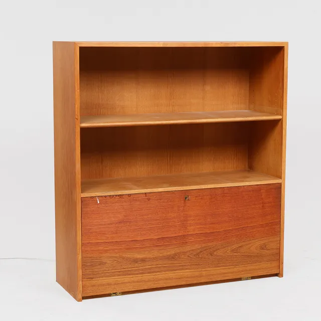 HANS J WEGNER. Bogreol af egetræ med indbygget kontorplads, stemplet og udført hos Ry Møbelfabrik, Danmark, dateret 1957.