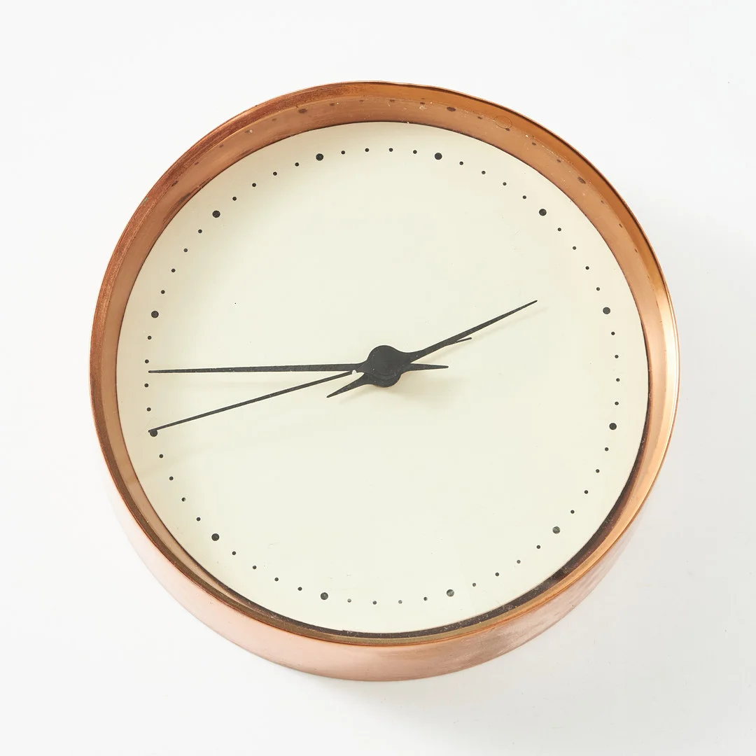 HENNING KOPPEL. Väggklocka av koppar, elektrisk, Gefa för Georg Jensen, Danmark, 1900-talets andra hälft. — Wall Clocks — Stockholms Auktionsverk Magasin 5