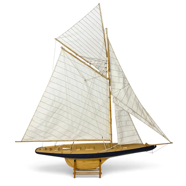 MODELLSEGELBÅT, trä/textil, med ställ, 1900/2000-tal.