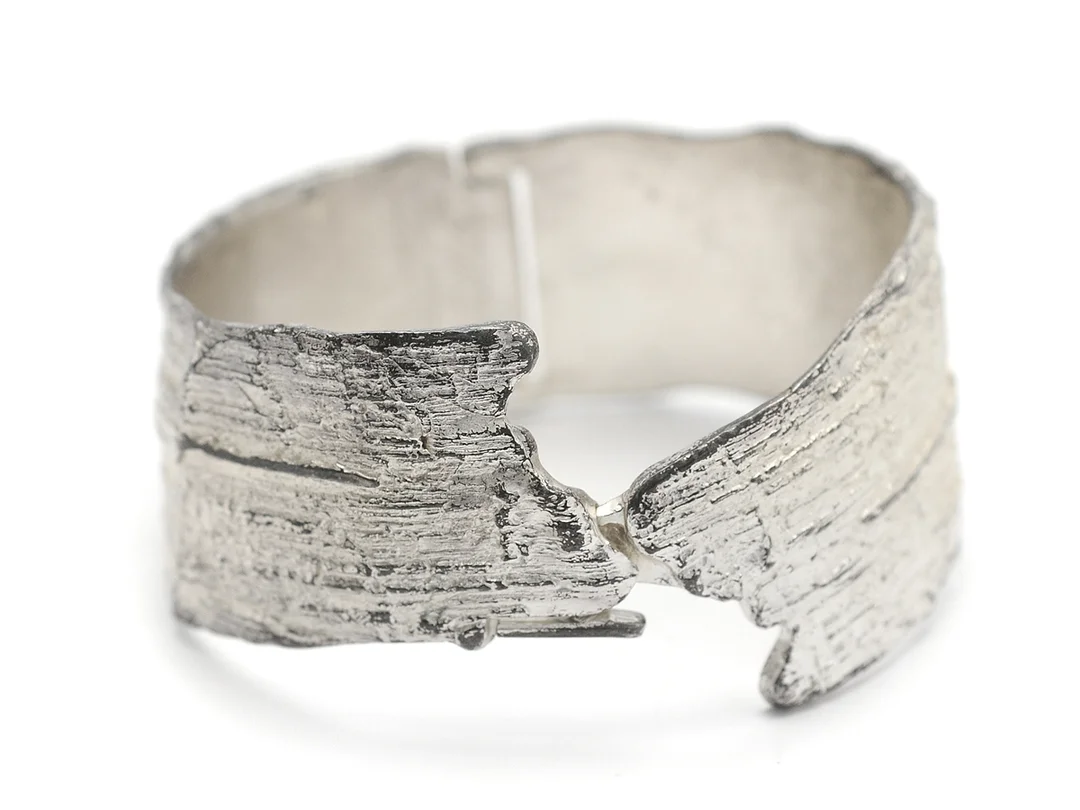 ARMRING, sterlingsilver, organisk form, öppningsbart, GAIA, 6x6 cm, vikt 71,5 g. — Smycken/Armring — Kaplans