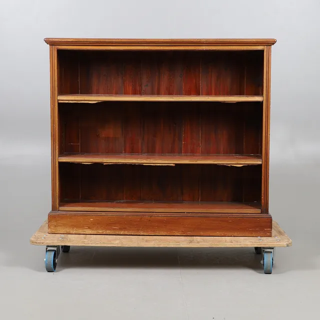 19TH CENTURY MAHOGANY BOOKSHELF.