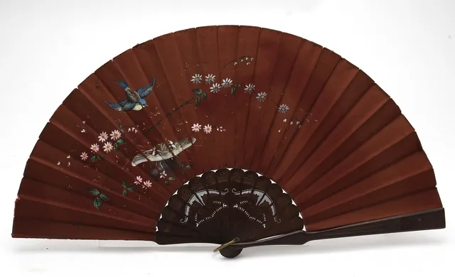 Fan with leaves in painted silk and sticks in openwork wood.