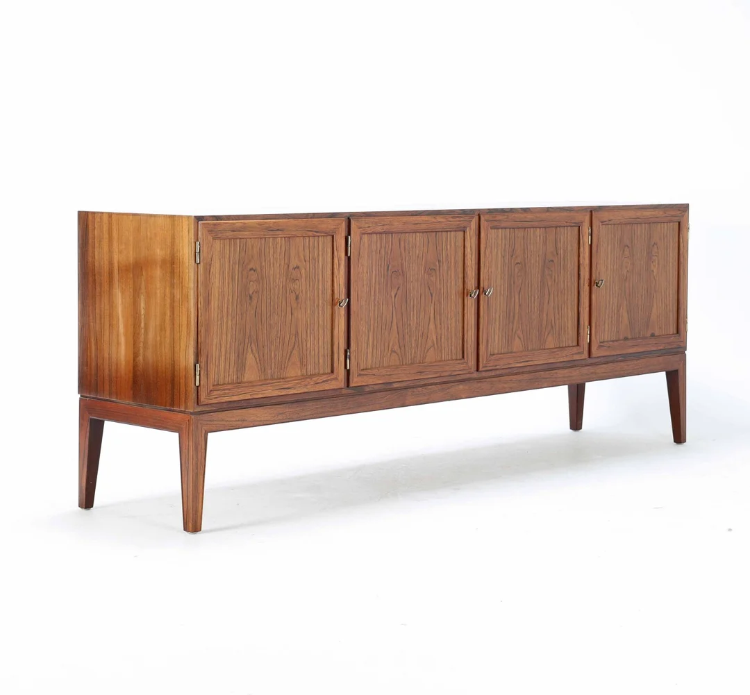 Haslev Møbelfabrik: Low sideboard of rosewood, approx. 1975. — Furniture/Cabinets, chests of drawers — Lauritz