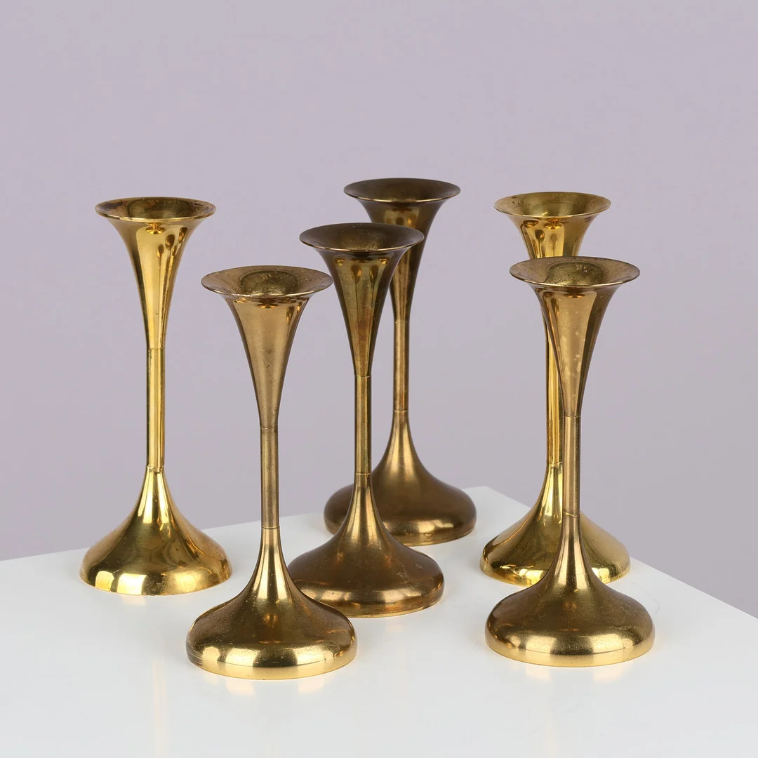 DANSK DESIGN: Sæt på seks trompetformede lysestager af messing, Danmark, 1900-tallets anden halvdel, (6). — Candlesticks — Palsgaard Kunstauktioner