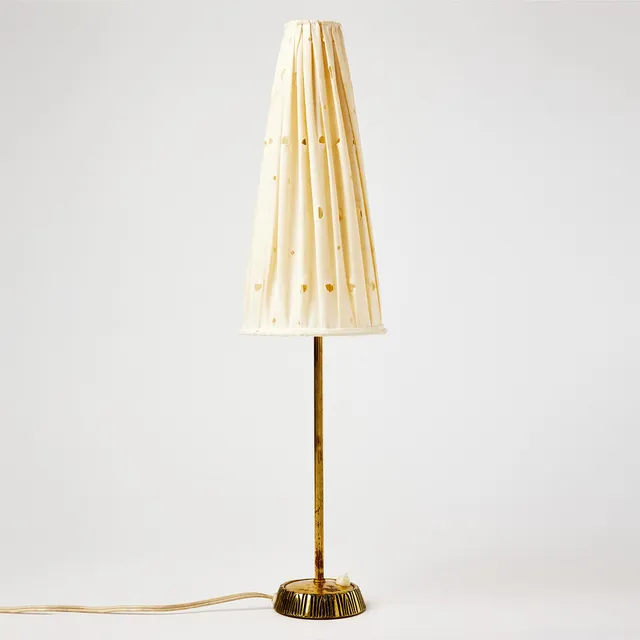 SONJA KATZIN. Bordslampa, ASEA Belysning, 1950-tal, modell E1263, mässing, rund fot med reliefdekor, räfflad pelare, genombruten skärm i vit textil med sydda detaljer.