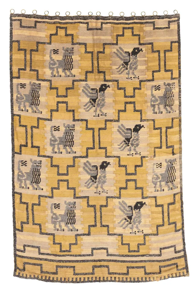 Elsa Gullberg, draperi/vävnad, "Lejon och Gripar", slätväv med reliefdekor av knutar, ca 228,5-230 x 148,5-153,5 cm.
