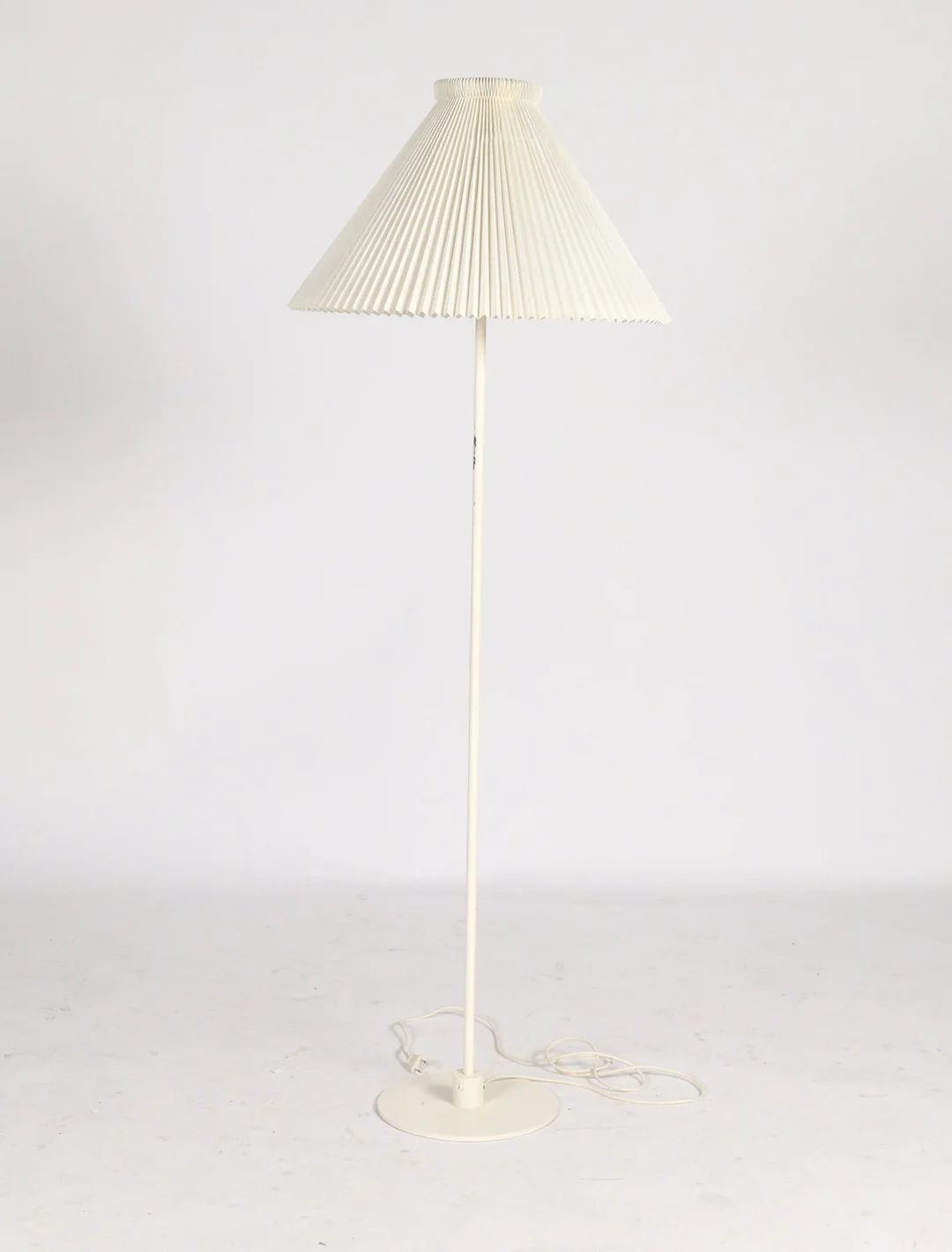 Flemming Agger for Le Klint. Floor lamp, model 369 — Lamps and lighting/Floor lights — Lauritz
