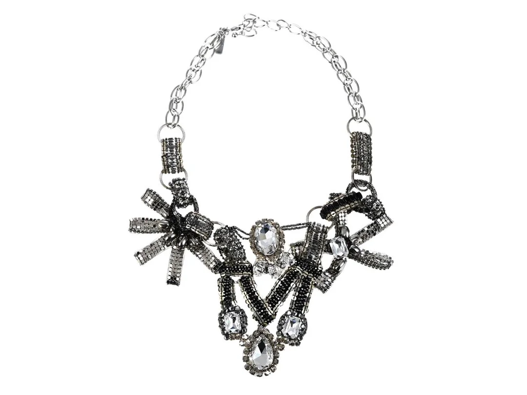 COLLIER, OSCAR DE LA RENTA, silverfärgad metall, vita imitationspärlor, längd 70 cm, vikt 184,5 g, smyckespåse, ask. — Accessoarer/Övrigt — Kaplans
