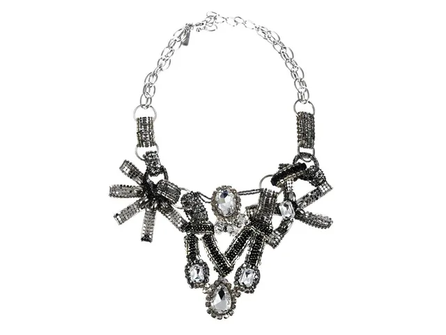 COLLIER, OSCAR DE LA RENTA, silverfärgad metall, vita imitationspärlor, längd 70 cm, vikt 184,5 g, smyckespåse, ask.