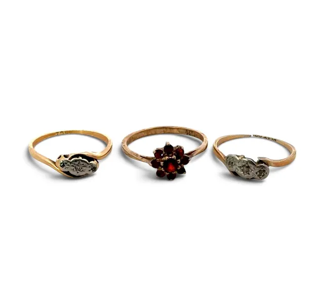 THREE GOLD AND GEMSTONE RINGS.