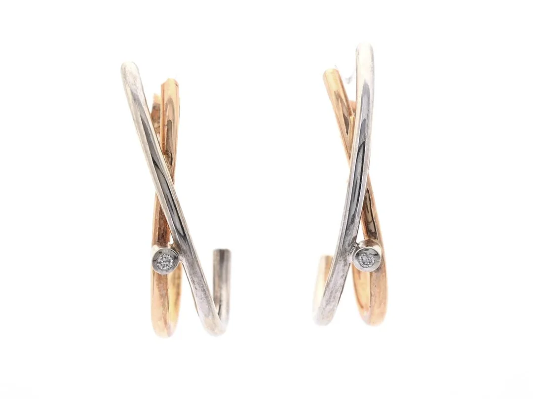 ÖRHÄNGEN, 18K guld/vitguld, 2 briljantslipade diamanter ca 0,02 ctv, ca W/SI, stift, höjd 22,0 mm, vikt 2,3 g. — Smycken/Örhängen — Kaplans