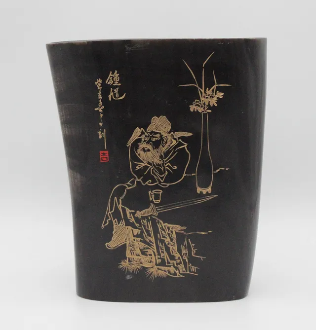 LACKIERTER PINSELBECHER MIT GOLDMALEREI „ZHONG KUI“, CHINA, 1983, HÖHE 13,5 CM.
