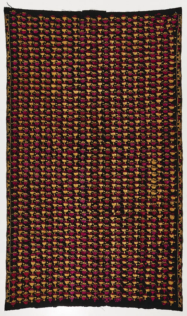 SJAL, sk. phulkari, Indien, sannolikt Punjab, omkring år 1900, phulkari-broderi i vinrött/lila och guldfärgat silke mot svartfärgad bomullsbotten, upprepad dekor av stiliserade blommor, långsidor med smal bård med stiliserad bladslinga.