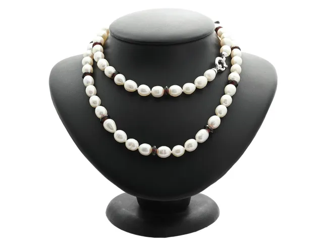 PÄRLCOLLIER, odlade sötvattenspärlor ca 8-8,5 mm, briljantslipade diamanter ca 0,03 ctv, fasetterade granater, lås i 18K vitguld, längd 75,5 cm, vikt 72,7 g, nagg på granaterna.