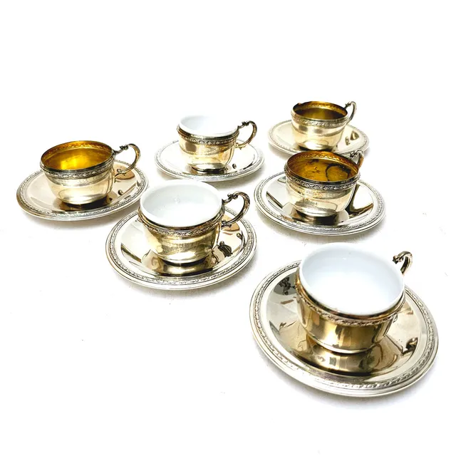 SERVICIO DE SEIS TAZAS CON PLATO EN PLATA CON OPALINA.