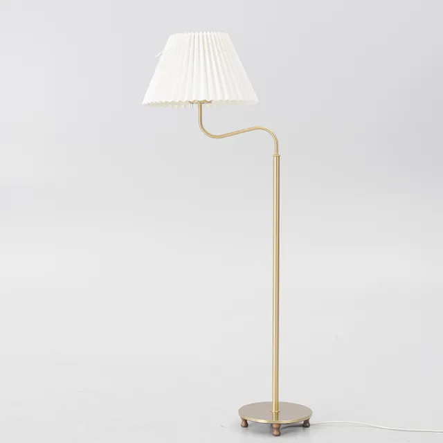 Josef Frank, golvlampa, modell G2568, "Lilla kamelen", Firma Svenskt Tenn.