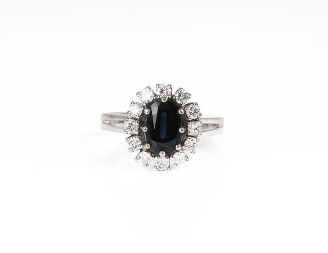 A sapphire and diamond ring of 18k white gold, app. 1.35 and 0.72 ct. Size 60.