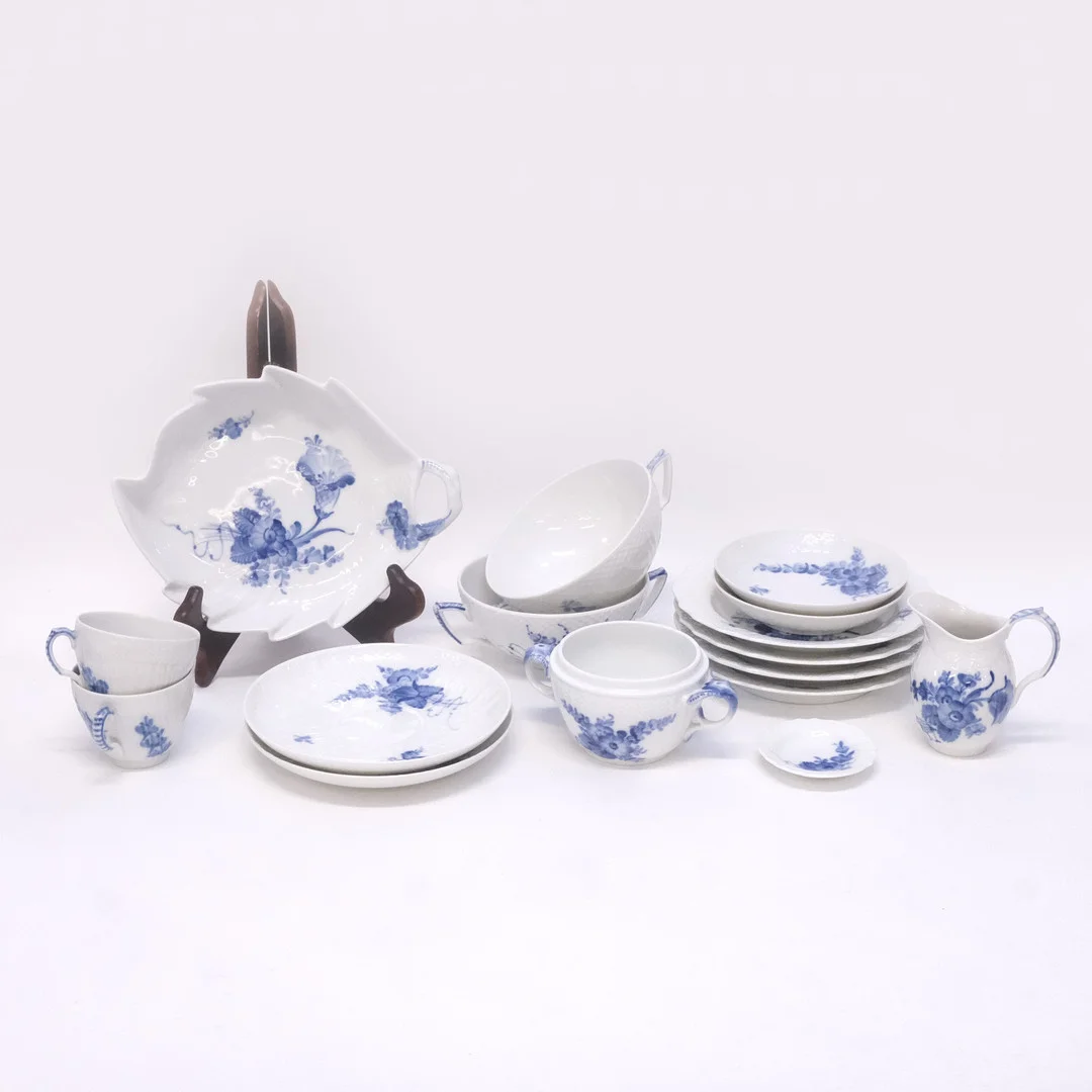 SERVISDELAR, "BLÅ BLOMST", ROYAL COPENHAGEN, 16 DELAR. — European — Björnssons Auktionskammare