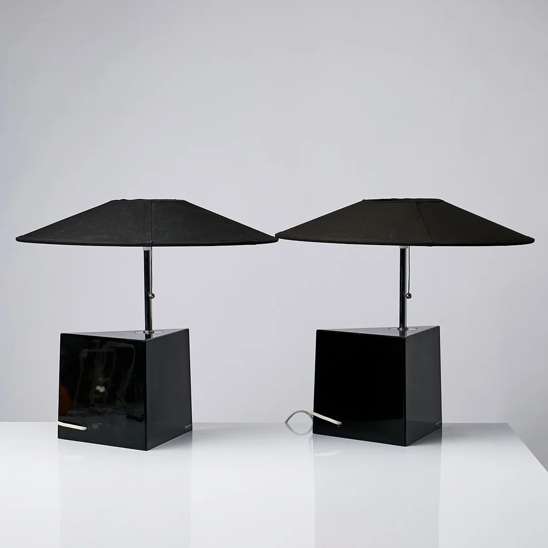 LARS BESSFELT. Bordslampor, 1 par, "Triggy", Ateljé Lyktan, trekantig lampfot i svartlackerat komposit, förkromat skaft, svagt lutande, närmast platt lampskärm, 1980-tal. — Table Lamps — Stockholms Auktionsverk Sickla