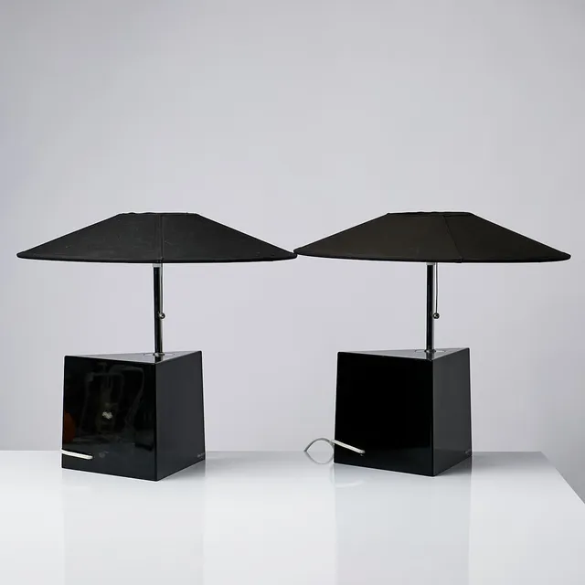 LARS BESSFELT. Bordslampor, 1 par, "Triggy", Ateljé Lyktan, trekantig lampfot i svartlackerat komposit, förkromat skaft, svagt lutande, närmast platt lampskärm, 1980-tal.