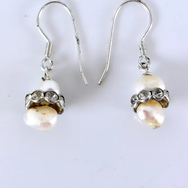 PÄRLÖRHÄNGEN, orientaliska pärlor med vita stenar, sterlingsilver.
