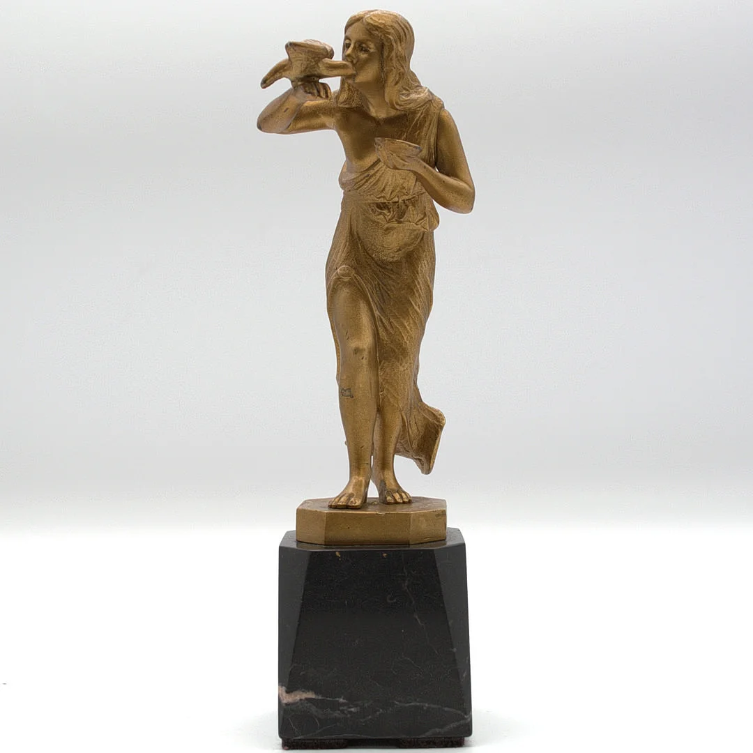 SKANDINAVISCHE SKULPTUR METALL VERGOLDET, JUNGE FRAU IN FLIESSENDEM GEWAND MIT VOGEL, SIGNIERT. JENSEN. AUF SCHWARZEM MARMOR SOCKEL FRÜHES 20. JAHRHUNDERT. — Sculptures & Bronzes — Kunst- und Auktionshaus Kleinhenz